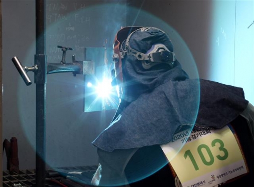 기능경기대회서 기량 겨루는 학생