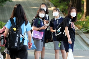 98일 만에 모두 모인 학교… “무증상 감염, 교내 전파 우려”