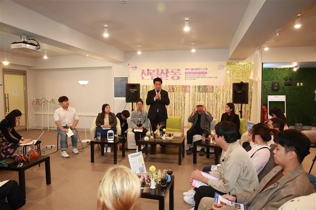 지난해 10월 서울 관악구에 있는 ‘신림동쓰리룸’을 방문한 박준희(가운데) 관악구청장이 마이크를 잡고 청년들에게 관악구의 청년정책에 대해 이야기하고 있다. 관악구 제공