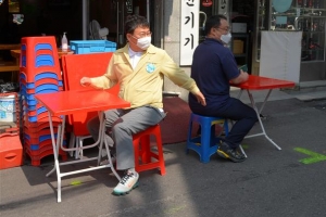 ‘힙지로’ 재시동… 2m 지키며 야외 노맥 즐긴다