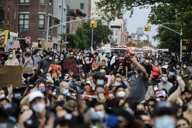 흑인 남성 조지 플로이드의 죽음에 항의하는 시위대가 5일(현지시간) 미국 뉴욕시의 브루클린 지역에서 시가행진을 벌이고 있다. 2020.06.06 AP 연합뉴스