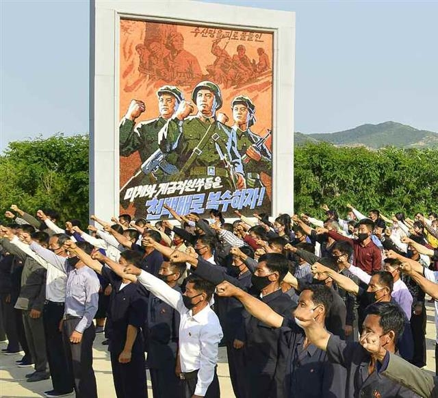 북한 노동당 기관지 노동신문은 9일 ‘동족 대결에 환장이 된 인간쓰레기들을 이 땅에서 영영 쓸어버리자’라는 제목의 기사를 싣고 전날(8일) 남포시 강서구역의 농근맹원들과 농업근로자들이 항의 군중 집회를 열었다고 밝혔다. 신문은 “남조선 당국과 탈북자 쓰레기들의 반공화국 적대행위를 규탄하는 농근맹원들과 농업근로자들의 항의 군중 집회가 8일 강서구역 수산리 계급 교양관 교양 마당에서 진행되었다”라며 “우리의 정신적 기둥을 허물어보려는 인간쓰레기들과 겨레의 지향에 역행하고 있는 남조선 당국자들의 죄악의 대가를 기어이 받아내고야 말 농근맹원들과 농업근로자들의 멸적의 기상을 뚜렷이 보여주었다”라고 전했다. 평양 노동신문=뉴스1