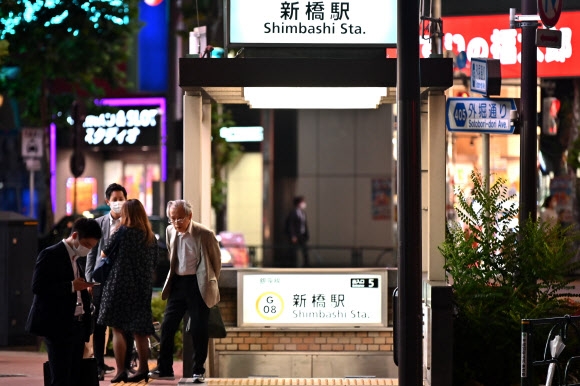 8일 밤 일본 도쿄 심바시역 근처. 심바시는 인근에 회사들이 많아 직장인들이 퇴근 후 삼삼오오 모여 저녁식사와 술을 하는 곳으로 작은 음식점들이 밀집된 지역이다. 2020.6.8  AFP 연합뉴스
