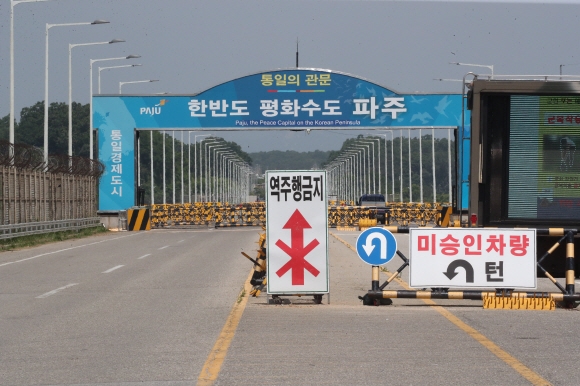 북한이 9일 남북을 잇는 모든 통신선을 차단하겠다고 밝혔다. 사진은 이날 경기도 파주시 통일대교에서 바라본 남북공동연락사무소로 향하는 길 모습. 2020.6.9 오장환 기자 5zzang@seoul.co.kr