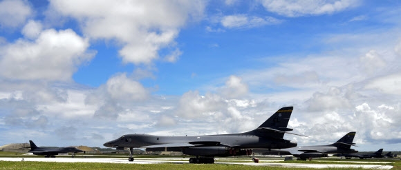 2017년 미국 괌 앤더슨 공군기지에 서 있는 장거리 전략폭격기 B-1B 랜서. 연합뉴스