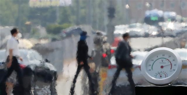 전국적으로 폭염주의보가 내려진 9일 오후 서울 여의대로에 지열로 인한 아지랑이가 피어오르며 온도계가 40도를 가리키고 있다. 2020.6.9 뉴스1