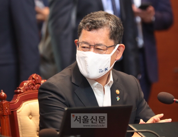 김연철 통일부 장관이 9일 오전 청와대에서 열린 국무회의에 참석해 있다. 2020. 6. 9 도준석 기자pado@seoul.co.kr