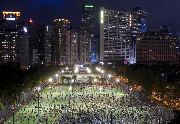 톈안먼 추모 촛불집회에 모여드는 홍콩 시민들