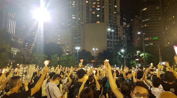 톈안먼 시위 희생자 추모 집회 하는 홍콩 시민들