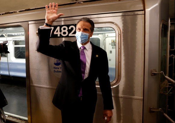 미국에서 신종 코로나바이러스 감염증(코로나19)으로 가장 큰 타격을 입었던 뉴욕 시가 8일(현지시간) 1단계 경제 정상화 조치에 돌입했다. 앤드루 쿠오모 뉴욕 주지사는 뉴욕시 맨해튼의 한 지하철역을 방문해 현장을 점검하고 시민들과 만났다. 로이터 연합뉴스