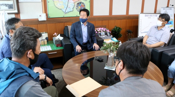 문준희 합천군수와 명칭변경을 요구하는 시민단체 간담회. 연합뉴스