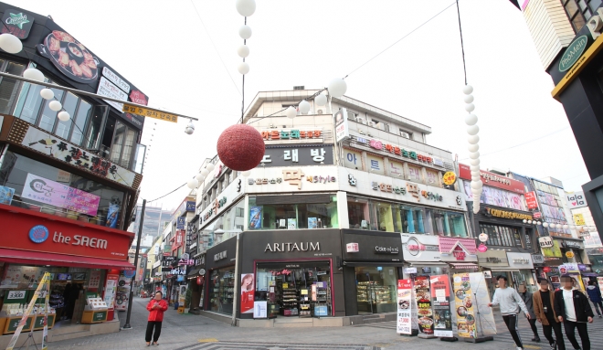 안양1번가는 만안구에 중심에 자리잡은 대표적인 젊은이의 거리. 현대적인 감각의 점포들이 밀집한 이 지역은 ‘안양의 명동“으로 불린다. 안양시 제공 