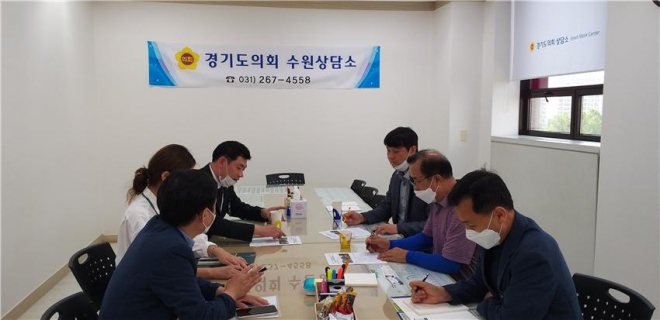 양철민 의원, 광교 주민과 외부주차장 임시사용 요청 관련 정담회. 경기도의회 제공.