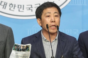‘대북전단 살포’ 박상학 압수수색 시도…집 앞 대치