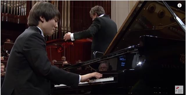 피아니스트 조성진이 2015년 10월 폴란드 바르샤바에서 열린 쇼팽 피아노콩쿠르 결선무대에서 쇼팽의 피아노 협주곡 1번 E단조 Op.11을 연주하는 모습. 쇼팽협회 유튜브 화면 캡처