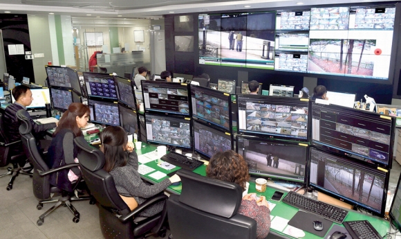 서울 노원구 스마트도시통합운영센터에서 관제요원들이 폐쇄회로(CC)TV를 모니터링하고 있다. 노원구 제공