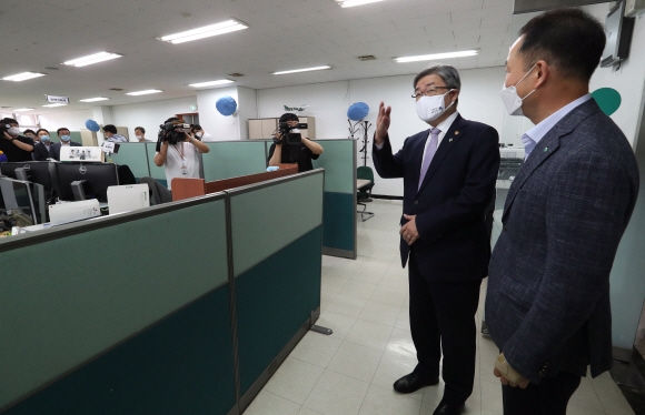 텅 빈 여행사 사무실 둘러보는 이재갑 고용노동부 장관