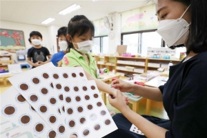 “열나면 색이 변해요”… 강남, 붙이는 체온계 지급
