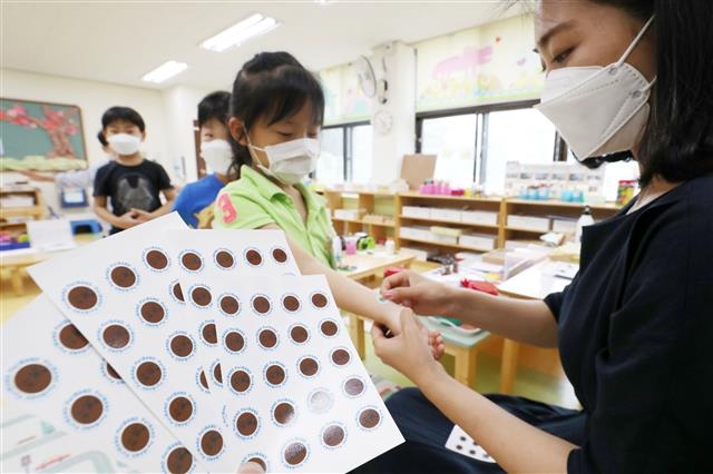 “열나면 색이 변해요”… 강남, 붙이는 체온계 지급