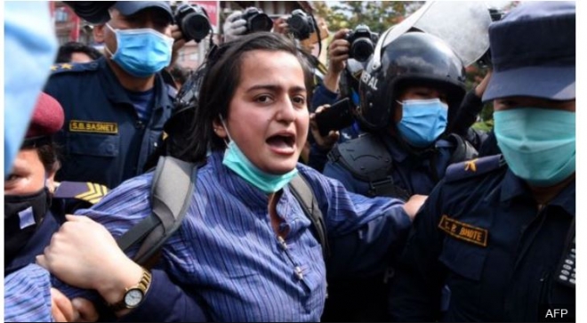 지난달 네팔 수도 카트만두 주재 인도 대사관 앞에서 개최된 인도 규탄 집회에 참여했던 여성 시위대원이 경찰에 붙잡히며 구호를 외치고 있다. AFP 자료사진 