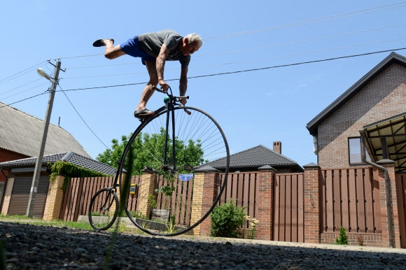 벨로모빌 레이스 월드 챔피언이자 자전거와 벨로모빌의 제작자이기도한 세르게이 데셰브스키(Sergei Dashevsky)가 러시아 자신의 집 근처에서 묘기에 가까운 자전거 주행을 보여주고 있다.  타스 연합뉴스