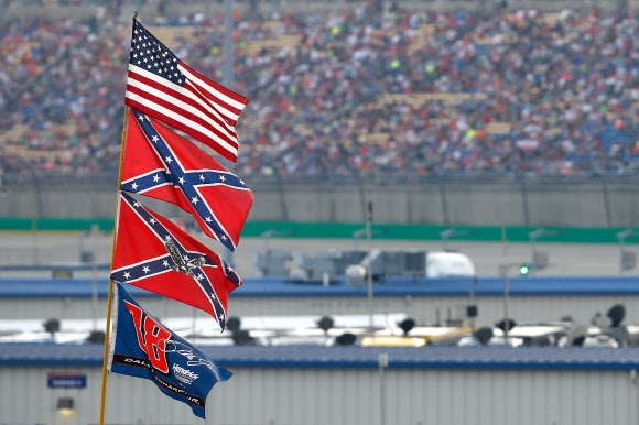 미국 최대의 자동차 경주대회인 나스카(NASCAR) 경주장에 세워진 깃대에 남부연합기(미국 국기 아래)가 걸려 있다. 인종차별의 상징으로 여겨지는 남부연합기에 대해 나스카는 경주장 내 사용을 금지하겠다고 10일(현지시간) 밝혔다. 2020.6.11  AFP 연합뉴스
