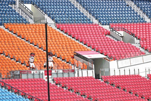 프로야구 LG 트윈스의 마스코트 인형들이 지난달 24일 kt와 LG의 경기가 열린 서울 잠실구장의 텅 빈 관중석에서 외롭게 응원을 펼치고 있다. 뉴스1