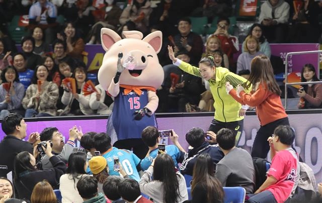 여자 프로배구 리베로 역대 최고 연봉으로 KGC인삼공사와 재계약한 오지영(오른쪽 두 번째)이 지난해 1월 대전 충무체육관에서 열린 프로배구 올스타전에서 팬들과 함께 춤을 추고 있다. 대전 연합뉴스