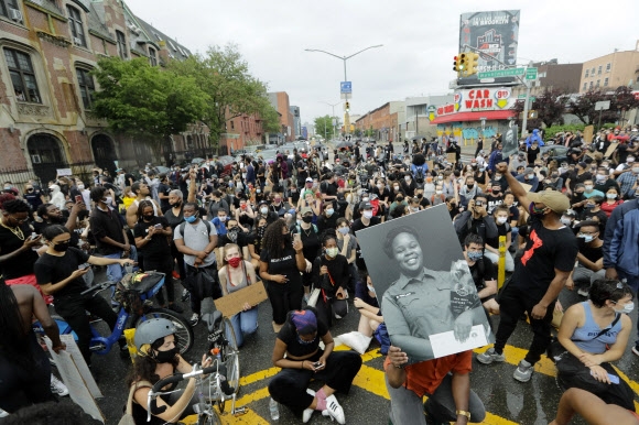 지난 5일(현지시간) 뉴욕 시위대가 브리오나 테일러의 생전 사진을 들고 있다. AP통신