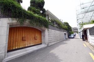 법원 “전두환 자택 본채 압류는 위법”...별채는 압류 가능