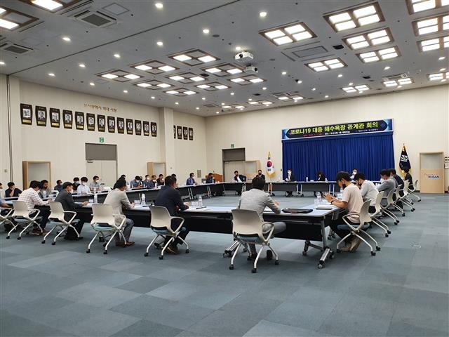 11일 오전 부산시청 1층 대회의실에서 해양수산부와 부산, 울산, 경남, 경북, 강원 등 지역 해수욕장 담당 공무원들이 ‘코로나19 대응 해수욕장 관계관 회의를 열고 있다. 부산시 제공