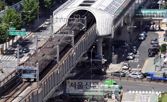 11일 오전 서울 노원구 지하철 4호선 상계역 승강장에서 정지한 열차를 뒤따르던 열차가 추돌하는 사고가 일어났다. 열차에는 80여명의 승객이 타고 있었으나 다친 사람은 없는 것으로 파악됐다. 이 사고로 노원역부터 당고개역까지 상행선 구간의 열차 운행이 중단됐다. 서울교통공사는 해당 구간에 셔틀버스를 투입했다. 사진은 사고가 난 승강장에 지하철이 정차해 있는 모습. 정연호 기자 tpgod@seoul.co.kr