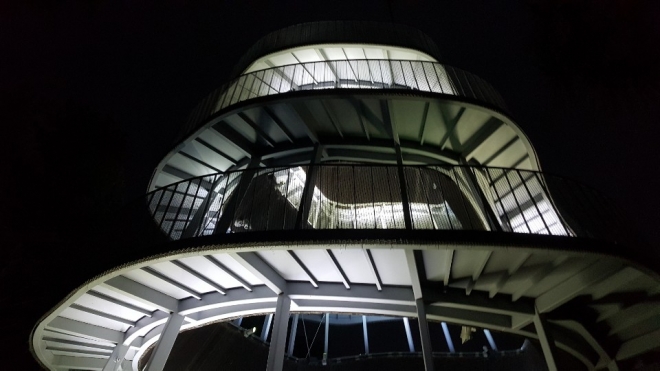 등고선을 연장해 산의 높이를 확장한 APAP1회 작품인 ‘전망대’에 올라서면 안양예술공원을 비롯해 안양시 석수동 전체를 조망할 수 있다. 이번 공원 내 조명 설치로 한껏 돋보이는 전망대 야경. 네덜란드 로테르담 건축도시설계 사무소 작품. 안양시 제공