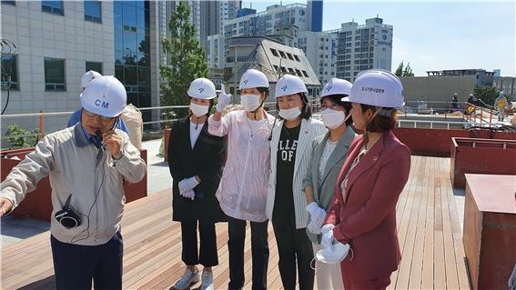 스페이스 살림 조성 현장을 점검 중인 보건복지위원회