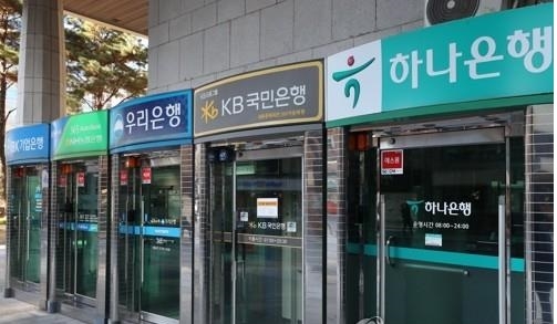 한국은행이 기준금리를 연 0.5%로 인하하면서 시중은행이 줄줄이 수신금리 인하를 결정하고 있다.  연합뉴스