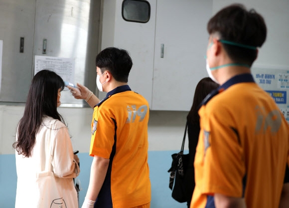 2020년 지방공무원 및 지방교육청 공무원 8·9급 공개경쟁임용시험이 실시된 13일 오전 부산 사하구 부경보건고등학교에서 수험생이 발열 검사를 받고 있다. 전국 17개 시·도에서 치러진 이 시험은 올해 들어 최대 응시 인원인 30만명이 지원했다. 연합뉴스.