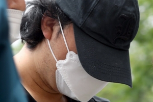 ‘9살 여아 학대’ 계부 영장 신청…친모, 맘카페에 “딸 용서” 글도