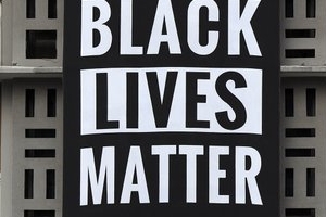 주한 미대사관 ‘흑인 목숨도 소중하다’ 대형 깃발 걸어