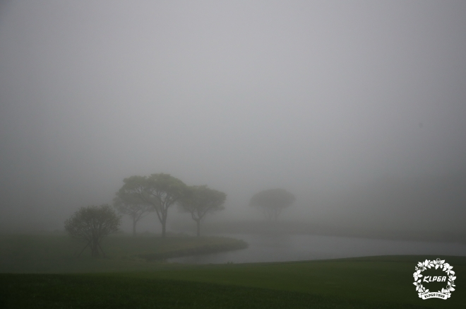 14일 오전 제주 엘리시아 골프장의 페어웨이가 짙은 안개로 뒤덮여 있다. [KLPGA 제공]