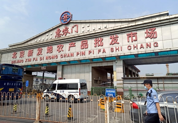코로나19 재발에 급거 폐쇄된 베이징의 신파디 시장