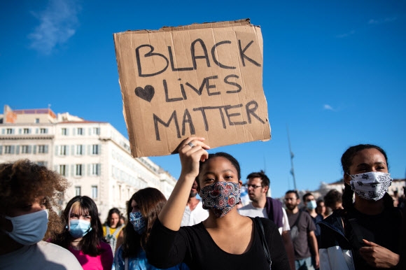 13일(현지시간)프랑스 마르세이유에서 열린 인종차별 항의 시위에서 한 참석자 ‘흑인 목숨도 중요하다’는 종이 피켓을 들어보이고 있다. 마르세이유 AFP 연합뉴스