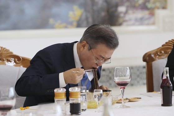 문재인 대통령이 2018년 9월 19일 평양 옥류관에서 열린 김정은 국무위원장과의 오찬에서 평양냉면으로 식사하고 있다. 평양사진공동취재단