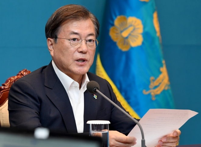문재인 대통령이 15일 청와대에서 수석·보좌관 회의에서 모두발언을 하고 있다. 2020.6.15 도준석 기자 pado@seoul.co.kr
