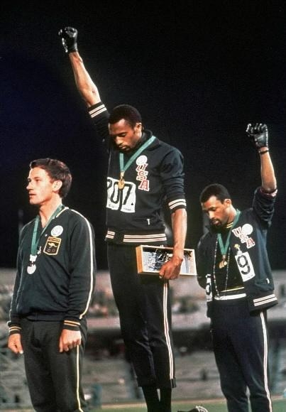 1968년 멕시코 올림픽 육상 남자 200m 경기에서 각각 금메달과 동메달을 따낸 미국 대표팀의 토미 스미스와 존 칼로스가 시상식에서 검은 장갑을 낀 주먹을 들어 올리며 인종차별에 항의하는 퍼포먼스를 하고 있다. AP 연합뉴스