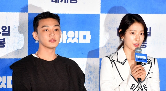 배우 박신혜와 유아인이 15일 건대입구 롯데시네마에서 열린 영화 ‘#살아있다’ 언론시사회 무대에 올라 기자들의 질문에 답하고 있다. 강영조기자kanjo@sportsseoul.com