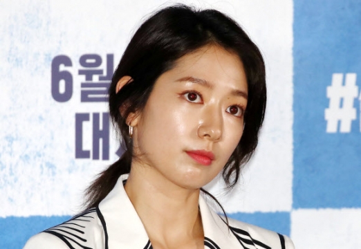 배우 박신혜가 15일 오후 서울 광진구 롯데시네마 건대입구점에서 열린 영화 ‘#살아있다’ 시사회에 참석, 질문을 듣고 있다. 2020.6.15 <br>연합뉴스