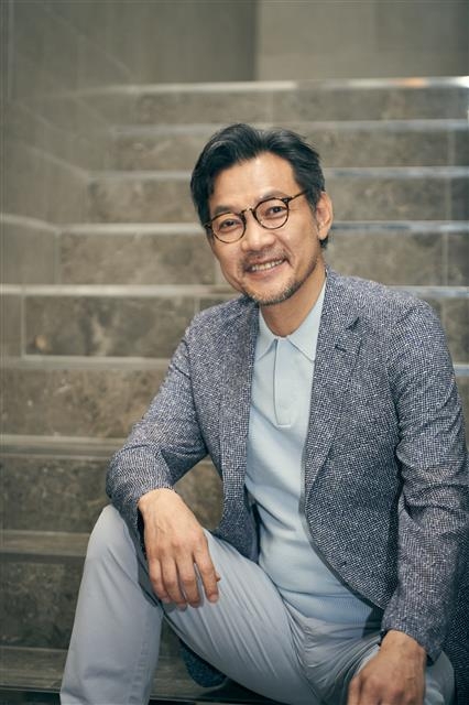 신인 감독 정진영에게 차기 연출작을 기대해도 좋을까. “한 번은 내가 하고 싶다는 이유로 해도 되지만, 두 번째는 그것만으로는 안 돼요. 영화에 참여한 배우와 스태프를 책임져야 하는데, (다시 한다면) 더 큰 책임을 질 능력이 되어야죠. (차기작은) 정말 모르겠습니다.”  에이스메이커무비웍스 제공