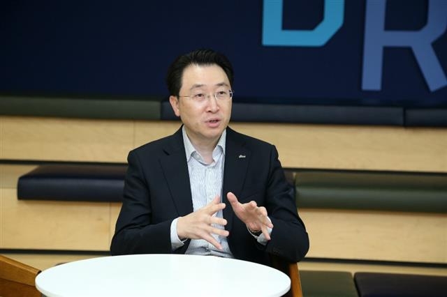 유태현 신한카드 디지털퍼스트 본부장이 지난 12일 서울 중구에 위치한 신한카드 본사 사무실에서 신한카드가 국내 최초로 상용화한 ‘페이스페이’에 대해 설명하고 있다. 신한카드 제공