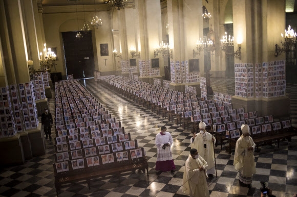 코로나 희생자 5000명 사진으로 채운 페루 성당 