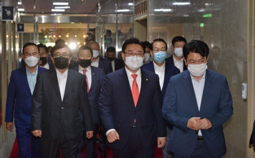 [서울포토]국회의장실 항의방문하는 미래통합당 의원들